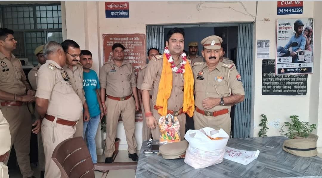 Newslive1234's tweet photo. मैनपुरी ब्रेकिंग

कोतवाली कुरावली के सब इंस्पेक्टर हरेंद्र सिंह को दी गई भावभीनी विदाई

स्थानांतरण पर आयोजित विदाई समारोह में थाना प्रभारी ललित भाटी सहित पुलिस स्टाफ और पत्रकार रहे मौजूद।

 अधिकारियों व कर्मचारियों ने फूल-माला पहनाकर और स्मृति चिन्ह भेंट कर सम्मानित किया। https://t.co/o6tUFYCyAu