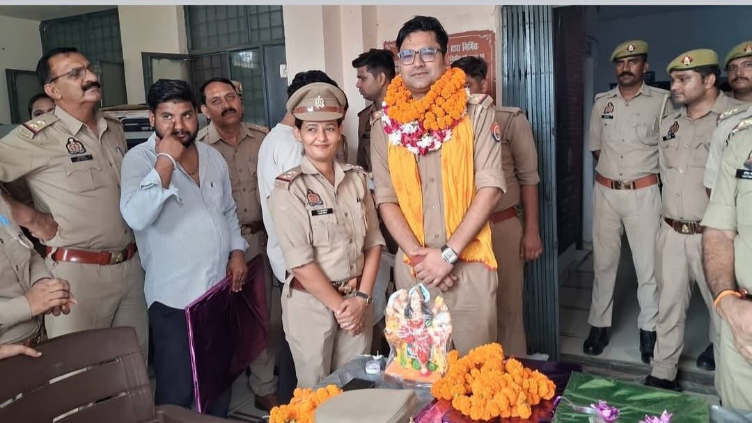 Newslive1234's tweet photo. मैनपुरी ब्रेकिंग

कोतवाली कुरावली के सब इंस्पेक्टर हरेंद्र सिंह को दी गई भावभीनी विदाई

स्थानांतरण पर आयोजित विदाई समारोह में थाना प्रभारी ललित भाटी सहित पुलिस स्टाफ और पत्रकार रहे मौजूद।

 अधिकारियों व कर्मचारियों ने फूल-माला पहनाकर और स्मृति चिन्ह भेंट कर सम्मानित किया। https://t.co/o6tUFYCyAu