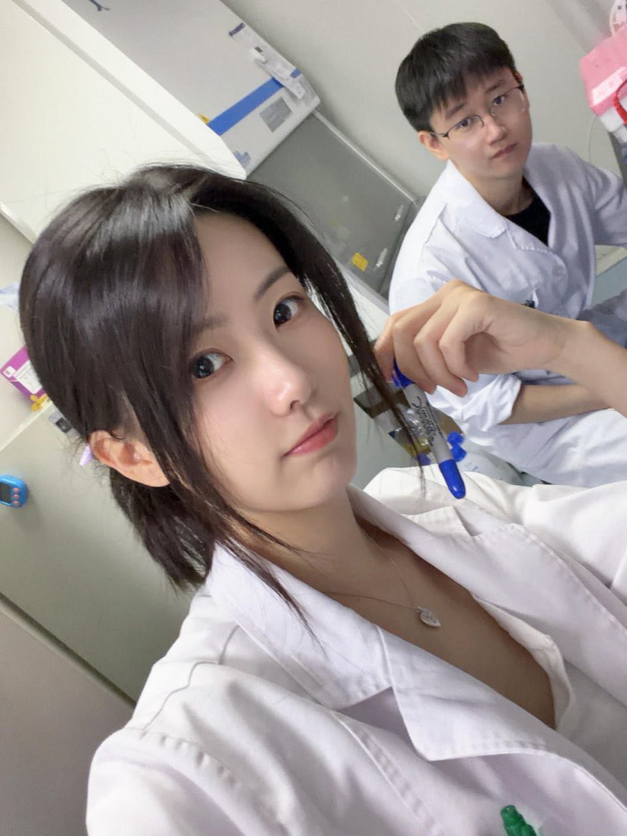 AshleyR0982's tweet photo. 实验室自拍发x平台的时候被小伙伴抓包🤡.....该怎样才能让他守口如瓶呢？ https://t.co/9cyxixRuDo