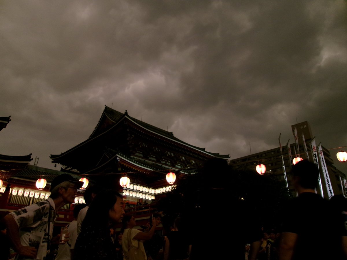 runfel's tweet photo. 大須夏まつり　8月2日
豪雨前の曇天
中止になるかと思いましたが無事再開
ファイヤートーチ
手筒花火 https://t.co/ePbU6HMpgH