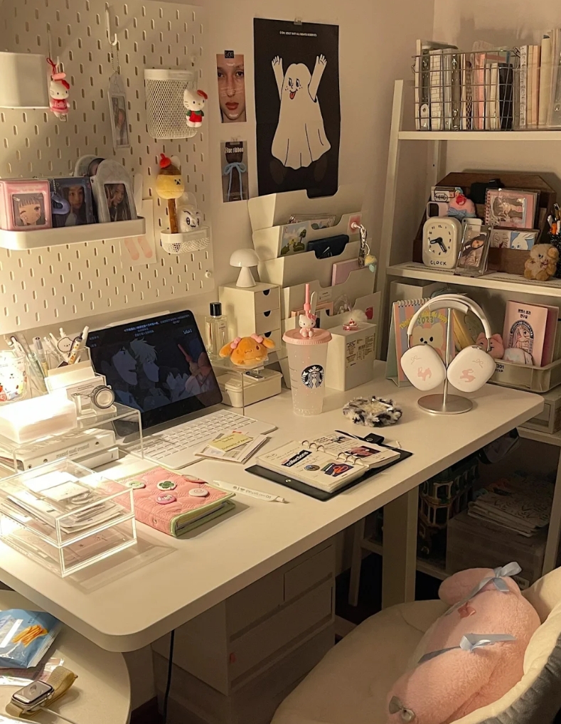 crazycat1616's tweet photo. Transform your workspace for focus: a tidy desk with small potted plant, desk lamp, and one notebook. Productivity starts here! https://t.co/FMNlus4zKX
