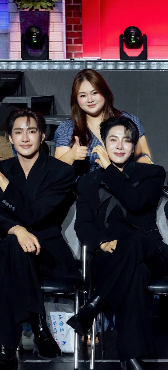 EMbaohcuoi's tweet photo. I didn’t think they managed to capture this moment🤣🤣🤣#FFFPartyConcert2026 #earthmix #mixxiw #theearth https://t.co/VUUrJyIqCr