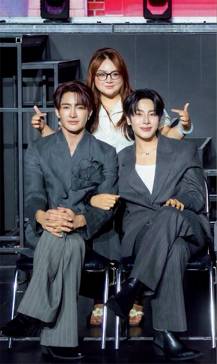 EMbaohcuoi's tweet photo. I didn’t think they managed to capture this moment🤣🤣🤣#FFFPartyConcert2026 #earthmix #mixxiw #theearth https://t.co/VUUrJyIqCr