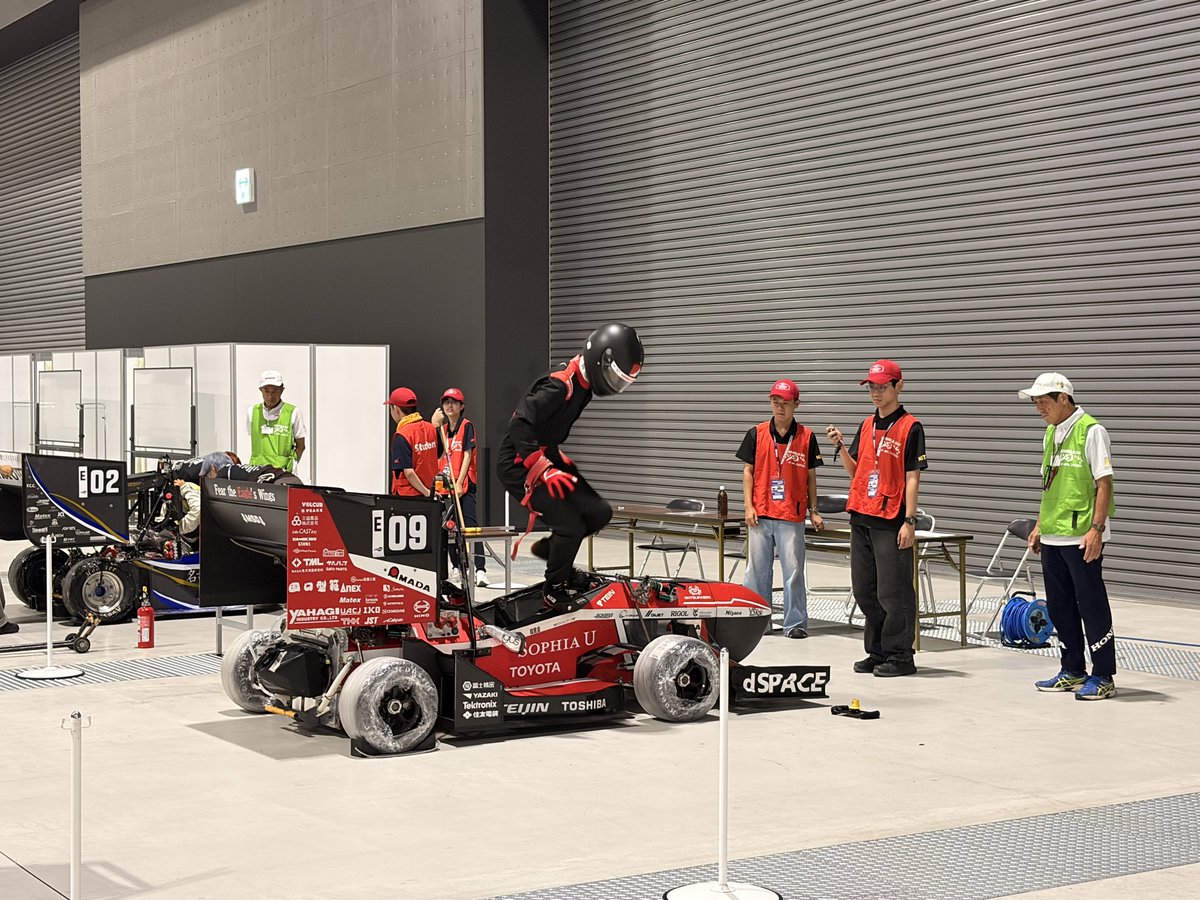 AzusaIto2's tweet photo. 学生フォーミュラを現地で見たすぎて、日帰りで行ってきました！！🏎️
早く走らせることだけが目的ではなく、どういった目標を持って設計しているか、それに対するコストの掛け方なども審査されます💡約400項目にわたる車検を通れなければ、走ることもできない厳しい世界…。続く▶️ https://t.co/s0qeGLObHq