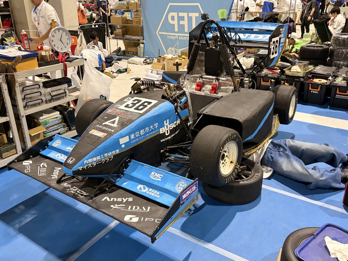 AzusaIto2's tweet photo. 学生フォーミュラを現地で見たすぎて、日帰りで行ってきました！！🏎️
早く走らせることだけが目的ではなく、どういった目標を持って設計しているか、それに対するコストの掛け方なども審査されます💡約400項目にわたる車検を通れなければ、走ることもできない厳しい世界…。続く▶️ https://t.co/s0qeGLObHq