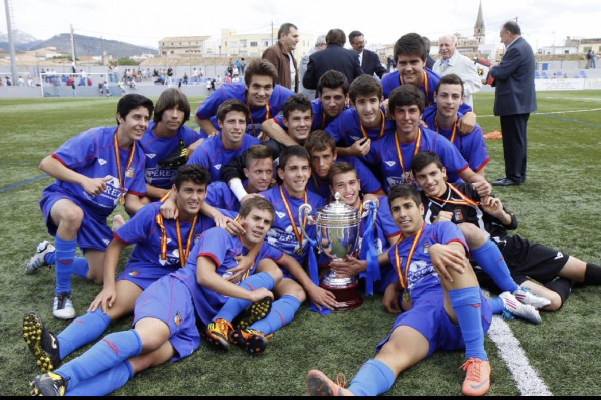 PauMartinez03_'s tweet photo. 🔝 L’èxit de la generació del 1996

🏆 A Binissalem, la selecció balear cadet (sub-16) es va proclamar campiona d’Espanya (2012)

👏🏻 Pel camí va eliminar seleccions amb futurs jugadors d’elit: Rodri, Adama Traoré, Aarón Martín o Asier Villalibre.

👀 A aquella selecció trobam jugadors com Marco Asensio, Miquel Parera, Damià Sabater, Pep Vidal...