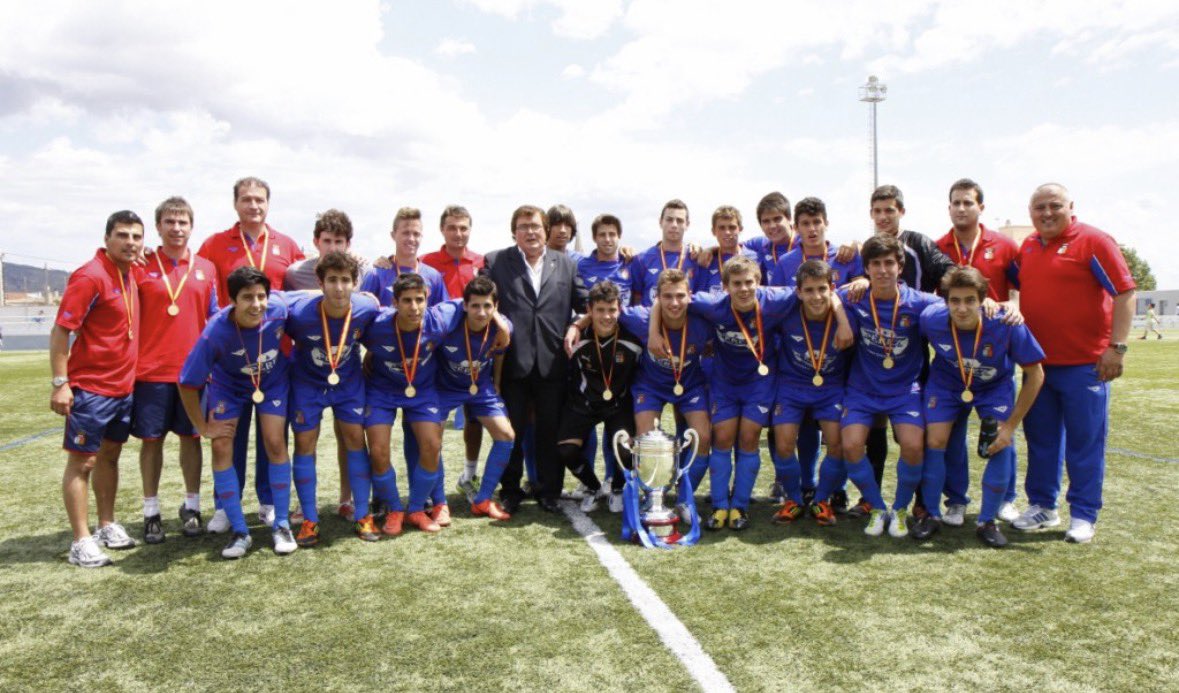 PauMartinez03_'s tweet photo. 🔝 L’èxit de la generació del 1996

🏆 A Binissalem, la selecció balear cadet (sub-16) es va proclamar campiona d’Espanya (2012)

👏🏻 Pel camí va eliminar seleccions amb futurs jugadors d’elit: Rodri, Adama Traoré, Aarón Martín o Asier Villalibre.

👀 A aquella selecció trobam jugadors com Marco Asensio, Miquel Parera, Damià Sabater, Pep Vidal...