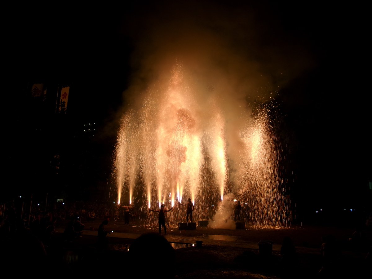 runfel's tweet photo. 大須夏まつり　8月2日
豪雨前の曇天
中止になるかと思いましたが無事再開
ファイヤートーチ
手筒花火 https://t.co/ePbU6HMpgH