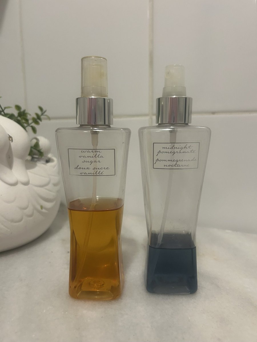 Nekramy's tweet photo. @bathbodyworks ياجماعه الخير انتو متخيلين انو اشتريت هذول من عام ٢٠١٠ من دبي تخيلو  للان الريحة ثابته ما اتغيرت ولا خف تركيزها  قلت اجرب.. يومين العطر ثابت في المكان الصراحة في عندي عطور ماركات ريحتها قلبت بس هذول والله ما اتغيرت ولا قلبت الريحة .. شكرا باث اند بادي https://t.co/uLpnekYW8H