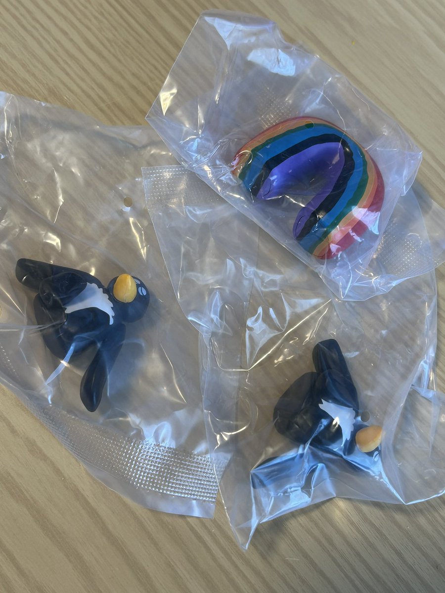 2439_s's tweet photo. 【交換】daisuke kondo art collection mascot figure3 ガチャ

譲) 🌈×1   🐧×2

求) 🐻   または過去ガチャ1.2のどれでも

郵送での交換を希望しております📮
お気軽にお声がけください

#ガチャ交換 #カプセルトイ https://t.co/vqMzLnZXN1