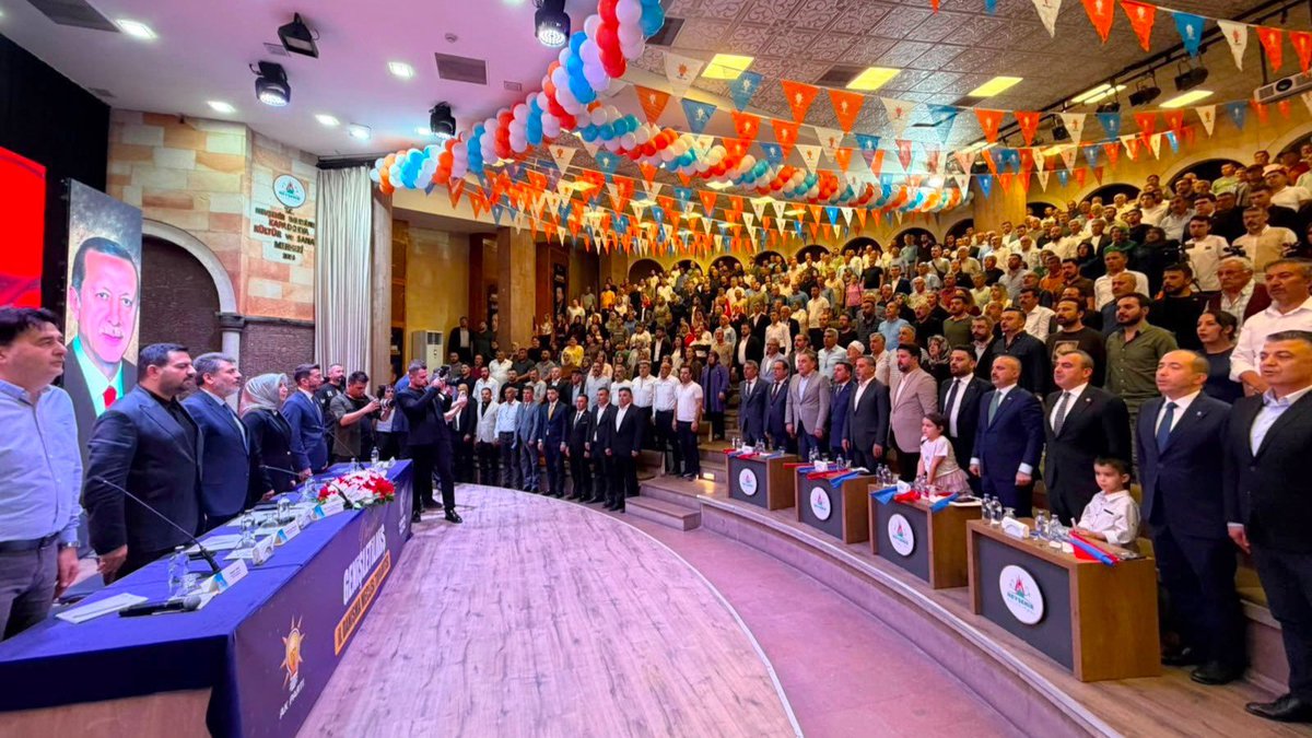 turanbulent's tweet photo. #Nevşehir'de #Kapadokya’nın kalbinde, 13 Belediye Meclis Üyemizin de 
partimize  katılımlarının gerçekleştiği, rozetlerini taktığımız @akpartinevsehir Genişletilmiş İl Danışma Meclisine katıldık.  

Kuruluşundan bugüne kadar partimizin siyasi mücadelesine güç katan, aldığı her sonuçla bizleri gururlandıran, vatandaşımızla kurduğu samimi bağı hiç eksiltmeyen teşkilât mensuplarımızla bir araya geldik. Hem dinledik, hem istişare ettik; Nevşehir’deki başarılarını ve kenetlenmelerini gördük, gururlandık.
 
Böyle programlar hem siyaset reflekslerimizi yeniliyor, hem de umudumuzu büyütüyor.

@ahmetcolakoglu0
@OmerOBDebgici
@EmreCaliskan_50
@MvSuleymanOzgun
@RasimAri50
@av_mfa

📍Nevşehir