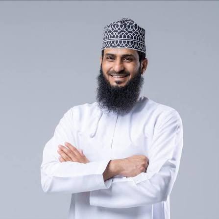 bader_albusidi's tweet photo. ردة فعل الأخ الكريم أحمد السعدي تُدرَّس.

دون صخب ودون ضجيج ودون إثارة... كان موقفه واضحًا: سمعًا وطاعة.

وحقيقة الأمر لا أعرف هذا الرجل شخصيًا ولم يسبق لي أن التقيت به، لكن ما لفت انتباهي هو أنه لم تصدر منه كلمة اعتراض ولا ردة فعل انفعالية ولا محاولة لتأجيج الرأي العام.

واجه قرار الجهات المختصة بهدوء وتعامل معه بالصمت والتجاوب والالتزام ، وهذا سلوك يعكس احترام الأنظمة وتقديم المصلحة العامة على أي اعتبارات أخرى.

قد يختلف الناس في آرائهم لكن يبقى احترام قرارات الدولة والتعامل معها بعقلانية ورقي، سلوكًا يستحق التقدير لأنه يرسخ ثقافة المسؤولية ويؤكد أن الحوار والالتزام هما الطريق الأمثل.

 كل التحية والتقدير للأخ الكريم أحمد السعدي على ما أبداه من تجاوب و هدوء ورقي في التعامل مع الموقف وعلى احترامه لقرارات الجهات المختصة.
#مخيم_الحاشي