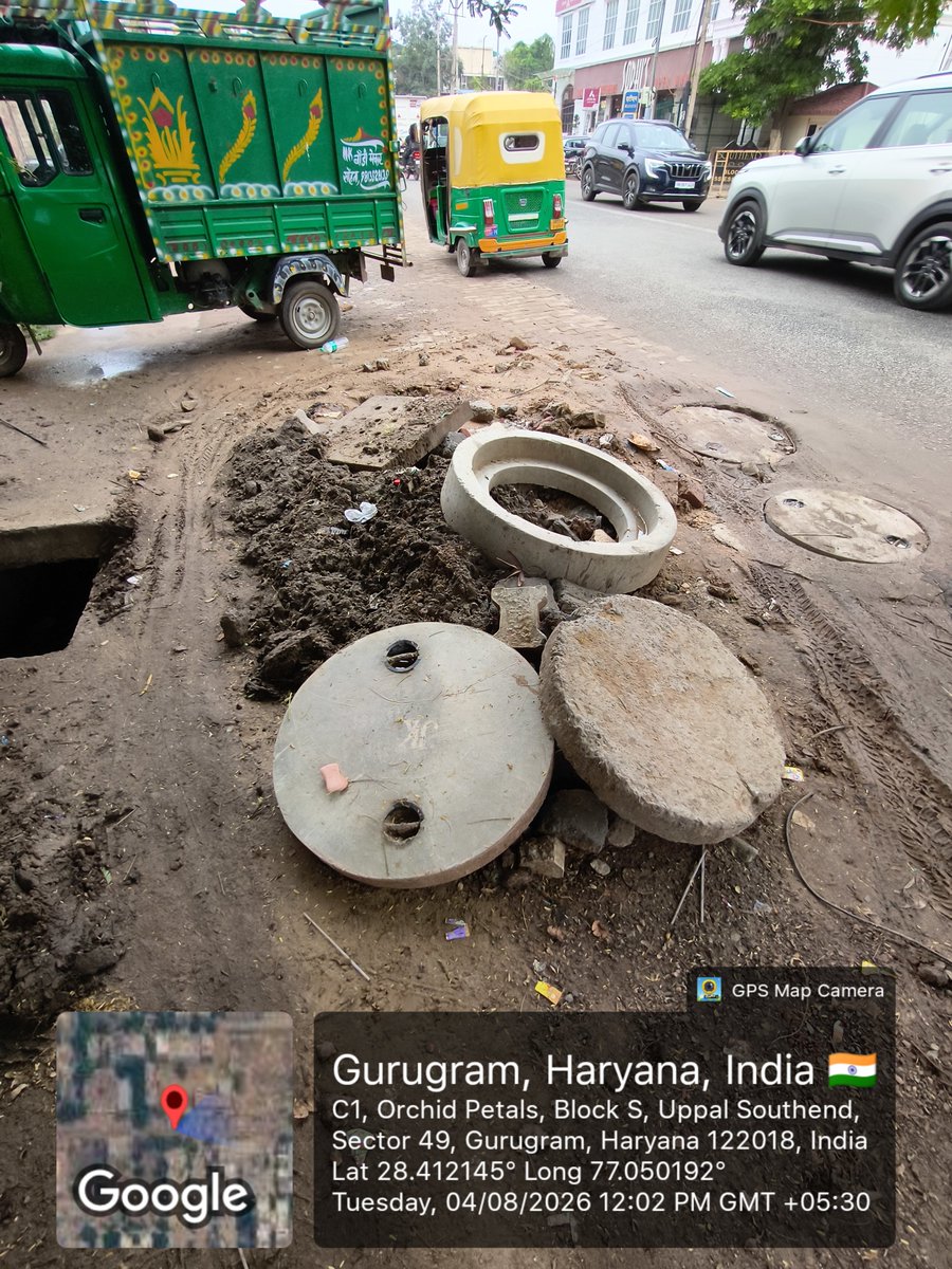 khushisinghal's tweet photo. Dear @MunCorpGurugram 
Kindly explain purpose of this. 

Thr is a kindergarten just next to this spot. Meaning kids of age group 2-6yo attend d school with visible dangers of falling into manhole, getting sick coz of all d sewage flowing on d rd.

@CPCB_OFFICIAL 
@CAQM_Official . https://t.co/g9PHafYPte
