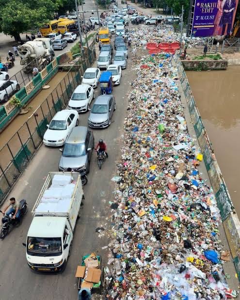 BJP4Goa's tweet photo. Political tourist Kejriwal is promising the “Punjab Model” in Goa. 

Meanwhile, the Punjab Model 👇🏻🤡 https://t.co/RfxYxsFvKT