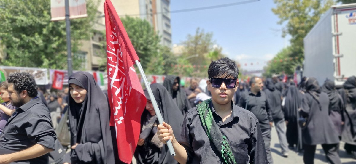 u1gois's tweet photo. در مسیر #جاماندگان_اربعین، هر پرچم سرخ یک روایت دارد؛ روایت خون‌خواهی امام شهید و عهدی که هرگز فراموش نمی‌شود https://t.co/1GTgl7XUjG