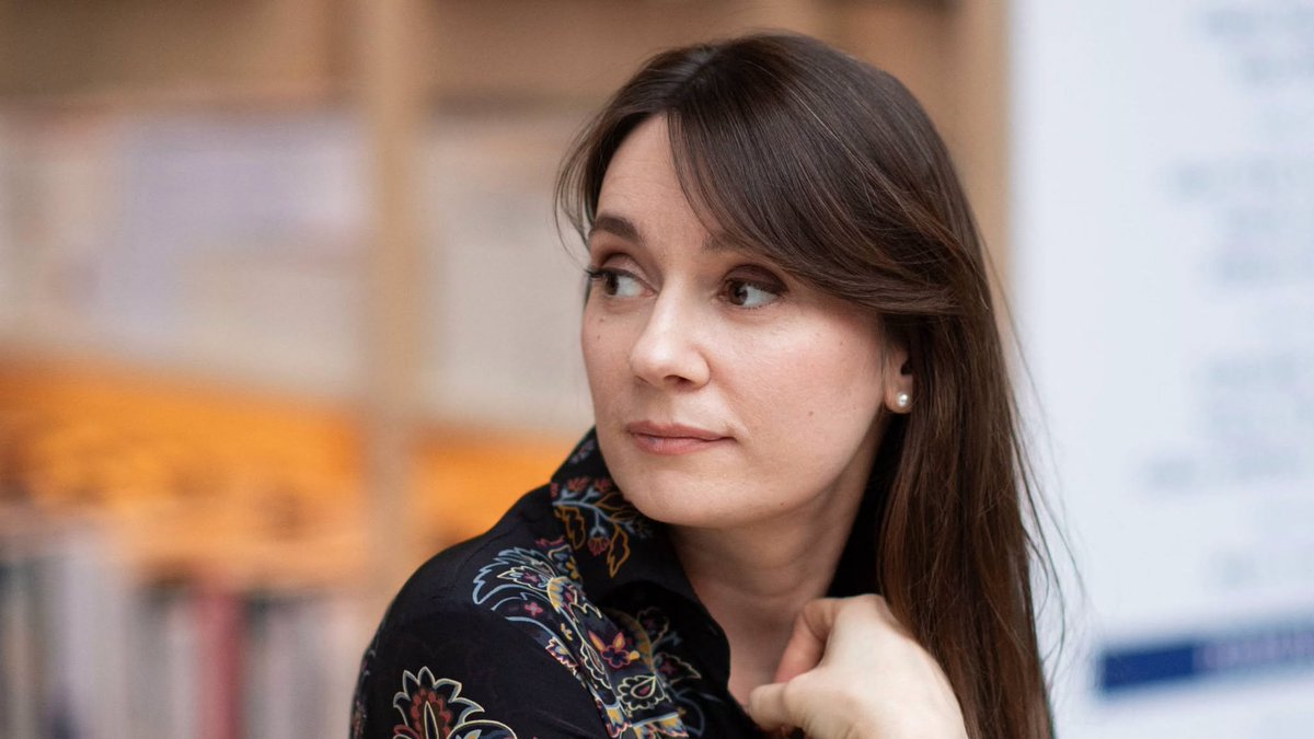 Dosinda961308's tweet photo. Une journaliste russe , Xenia Fedorova , parle de SON pays avec SES mots , SES pensées , Sa vision des choses , SES explications et comme cela ne plait pas à la dictature républicaine française  et que ça ne colle pas avec la love story Macron-Zelensky , elle est expulsée de France manu militari ......

Ce n'est pas ce que faisait la Stasi aux grandes heures  de la magnifique et convoitée République démocratique allemande , ce paradis démocratique où toute l'Europe voulait aller vivre ?
Bienvenue en Macrostasi ........

La libre pensée patriote