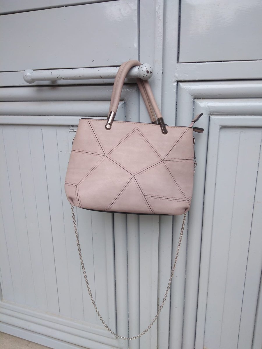 cyeeeee__'s tweet photo. Heyy dias💋 
Please support my small business
Call/what's app 0719622459
Delivery country wide😛 
F1- brown leather bag Ksh 550
F2- lilac bag Ksh 500
F3- white bag Ksh 550
F4- nude bag Ksh 350 https://t.co/P1V5ILGboJ
