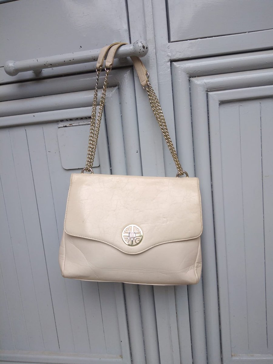 cyeeeee__'s tweet photo. Heyy dias💋 
Please support my small business
Call/what's app 0719622459
Delivery country wide😛 
F1- brown leather bag Ksh 550
F2- lilac bag Ksh 500
F3- white bag Ksh 550
F4- nude bag Ksh 350 https://t.co/P1V5ILGboJ