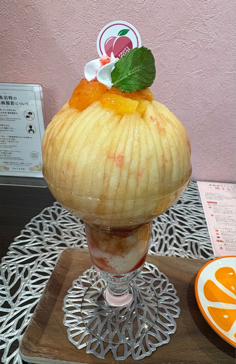 a_yakaaa's tweet photo. 本日の桃活🍑
1件目は大塚のFRUITS SUGIさんを再訪！
相変わらずひたすらに桃がおいしい😋
帰りにスイカジュースを受け取って暑い中飲むのが最高すぎる🍉
前回とまったく同じことしてる😂 https://t.co/cZzmoWzJXa