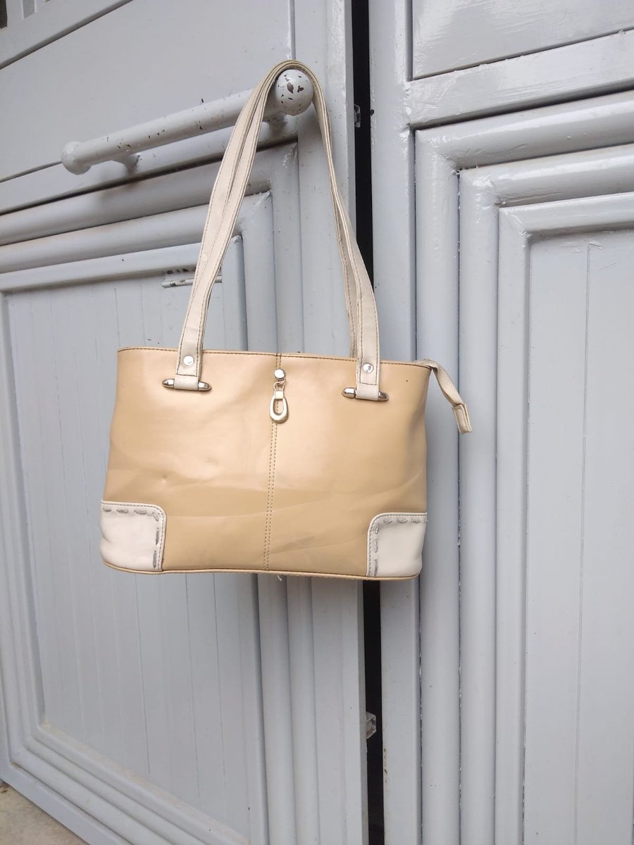 cyeeeee__'s tweet photo. Heyy dias💋 
Please support my small business
Call/what's app 0719622459
Delivery country wide😛 
F1- brown leather bag Ksh 550
F2- lilac bag Ksh 500
F3- white bag Ksh 550
F4- nude bag Ksh 350 https://t.co/P1V5ILGboJ