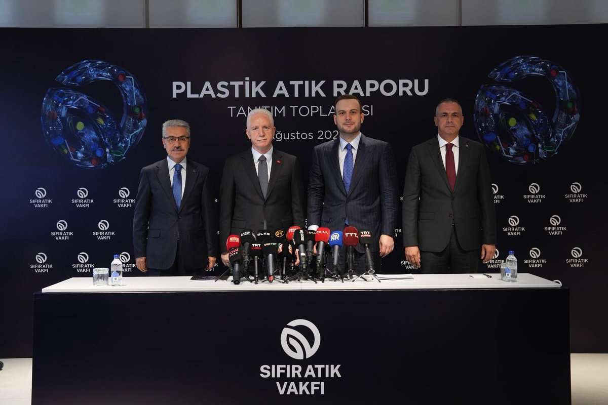 TC_istanbul's tweet photo. Plastik kirliliğiyle mücadelede güçlü adımlar, sürdürülebilir bir gelecek için ortak irade. 🌍♻️

İlimizde, Sıfır Atık Hareketi'nin kurucusu, Birleşmiş Milletler Sıfır Atık Yüksek Düzeyli Şahsiyetler Danışma Kurulu Başkanı ve Sıfır Atık Vakfı Onursal Başkanı Sayın Emine Erdoğan Hanımefendi'nin himayelerinde yürütülen Sıfır Atık Hareketi kapsamında çevre bilincini güçlendirmeye yönelik çalışmalar kararlılıkla sürdürülüyor.

Valimiz Davut Gül ve Sıfır Atık Vakfı Başkanı ve COP31 Yüksek Düzeyli İklim Şampiyonu Sayın Samed Ağırbaş, Türkiye Plastik Raporu Basın Toplantısı’nda raporun temel bulgularını ve Sıfır Atık vizyonu doğrultusunda hayata geçirilecek çalışmaları kamuoyuyla paylaştı.

🌱 Daha temiz çevre, daha güçlü geri dönüşüm ve sürdürülebilir bir gelecek için #SıfırAtık.

@gul_davut @sifiratikvakfi0 

#DünyaOrtakEvimiz