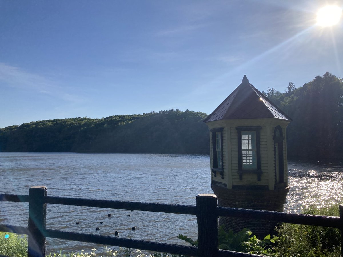 mayakomu's tweet photo. 仕事帰り、いつもとは違うジェラート屋へ。小盛りに感じて足を運ばなくなっていたが、やはり小さめか。でも70%ダークチョコは、トリプルを全てこの子にしたい位美味でした😘
水源地公園も散歩して、とても良い日です。
#ジェラァアト https://t.co/K1qWbeqjSQ