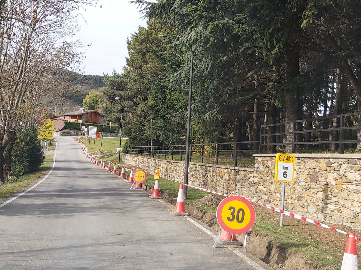 DiputacioGirona's tweet photo. 📶 Les obres d’extensió de la xarxa de fibra òptica  a partir de la #xarxaviàriaDdGi, permetrà fer arribar la connectivitat digital d’alta capacitat a 7 centres públics (escoles, consultoris, biblioteques...) dels municipis de: Brunyola i Sant Martí Sapresa, Tortellà (2 seus), Montagut i Oix, Riudaura, Terrades i Sant Climent Sescebes. 

✅ Aquesta actuació s'emmarca en l'Estratègia Territorial Integrada (ETI) de les #comarquesgironines i en l’Agenda Rural de Catalunya amb el cofinançament d'un 40% pel programa FEDER de Catalunya 2021-2027 i l’altre 60% per la #DdGi. 

👀👉 https://t.co/PnjI0ZXIne

#FEDERCAT, #EUinmyregion