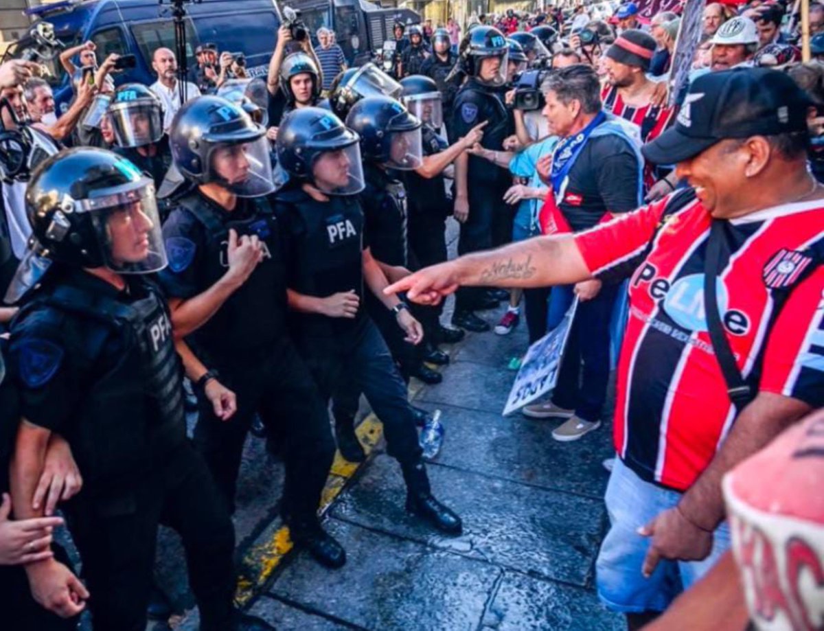 AcidoLetal35's tweet photo. Chacarita  ( barra brava de la mano con los jubilados) 
Los de Abajo ( ex barra brava ) de la mano con Clark ,  Cecilia Pérez , Aldo Marín y los buitres .  @U_LOSDEABAJO #FueraAzulAzul.  #FuerabuitresdelaU . 
@Banderas_az @asambleazules . 

Cuanta conciencia nos falta por LPTM. https://t.co/M4jU7HNvoc