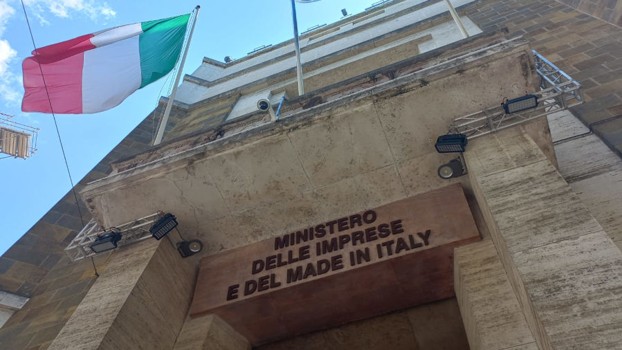 AlessandriaAsti's tweet photo. 🟢 Oggi il tavolo al MIMIT sul futuro dell'ex #ILVA.
Anche lo stabilimento di #NoviLigure attende certezze. La siderurgia è un settore strategico per il Paese e il lavoro va tutelato.
#FIMCISL #CISL #AcciaieriedItalia https://t.co/AhynWOeJpc