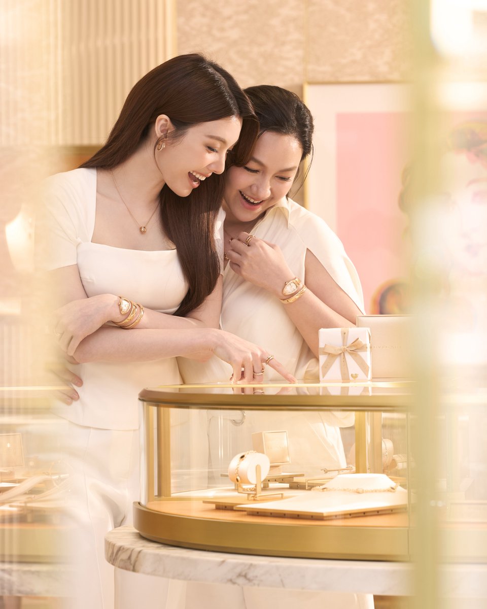 Siam_Paragon's tweet photo. บุลการี (@Bulgariofficial) เมซงแห่งช่างอัญมณีโรมัน ร่วมเฉลิมฉลองวันแม่ผ่านแคมเปญล่าสุด นำโดย ออม-กรณ์นภัส (@ormmormm) เฟรนด์ออฟเดอะเฮ้าท์บุลการีประเทศไทย และคุณแม่ ก้อย-นฤมล (@mommykoy) มาร่วมแบ่งปันช่วงเวลาแห่งความอบอุ่น ถ่ายทอดความสัมพันธ์อันงดงามผ่านเรื่องราวของแม่และลูก พร้อมนำเสนอเครื่องประดับอันทรงคุณค่าจากบุลการี ในฐานะของขวัญที่เปี่ยมไปด้วยความหมาย สัญลักษณ์แห่งการเฉลิมฉลองช่วงเวลาสำคัญของชีวิต และความรักที่ได้รับการส่งต่อจากรุ่นสู่รุ่น โดยรวมเอาผลงานสร้างสรรค์จากสองไอคอนิกคอลเลกชันอย่าง เซอร์เพนติ (Serpenti) และดีว่าส์ ดรีม (Divas' Dream) มาถ่ายทอดเรื่องราวที่สะท้อนถึงความงดงามเหนือกาลเวลา เปรียบเสมือนความทรงจำอันล้ำค่าและความรักที่คงอยู่ชั่วนิรันดร์

ร่วมค้นพบคอลเลกชัน เซอร์เพนติ และ ดีว่าส์ ดรีม ที่ซึ่งความงดงามเหนือกาลเวลาสะท้อนถึงความสัมพันธ์อันล้ำค่าที่สุดในชีวิตได้ที่ Bvlgari ชั้น M และ 1 สยามพารากอน 

#Bvlgari #BvlgariThailand #OrmKornnaphat #OrmFriendOfBvlgari #SiamParagon