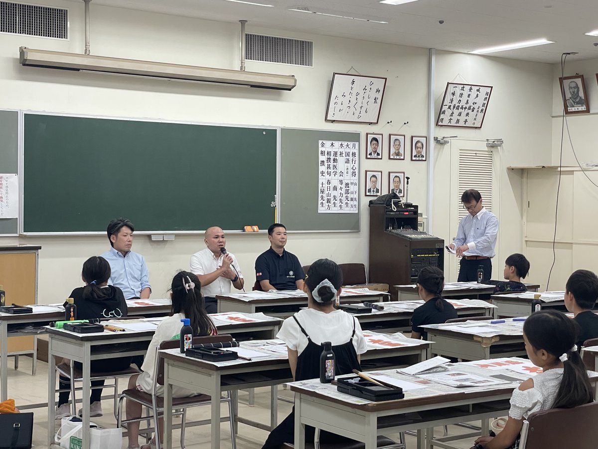 sumo_FANCLUB's tweet photo. ＼ 大相撲 自由研究！／

お子さまを対象とした夏休み自由研究イベント 「相撲字」を書いてみよう！を開催しました。

行司さんに教えてもらいながら、大の里の四股名を相撲字で清書しました！

出演行司：木村 千鷲、木村 善之輔、式守 与之吉

#相撲 #sumo #大相撲ファンクラブ https://t.co/NTyYCB8WiX