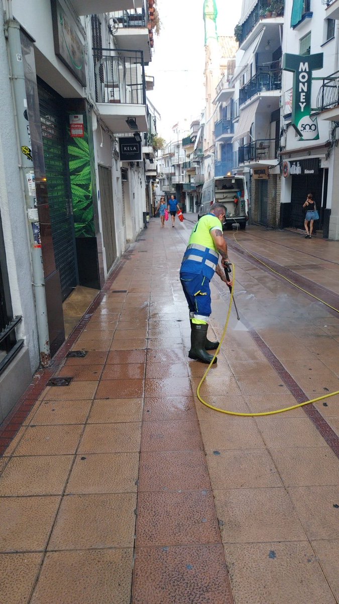 AjSitges's tweet photo. 💦Neteja amb aigua a pressió al centre de la vila, a primera hora del matí. Mantinguem Sitges net! https://t.co/OQmDONEj0S