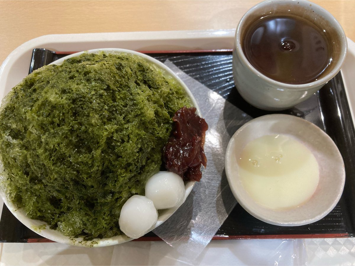 atelierRK's tweet photo. 右上は温かいほうじ茶
右下は練乳

かき氷って食べ始めて何分位から溶け始めるのか…🤔
また完食までに何分かかるのかを測りながら食べました。

溶け始めは6分過ぎたあたりから
完食は9分

口の中が冷たすぎて痛くなりました😭
もうやらない……次は溶けてもいいからゆっくり食べます https://t.co/WBddLjQWRt