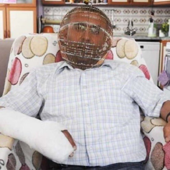 ozetgechaber's tweet photo. Sigarayı bırakmaya çalışan adam, yeniden sigara içmemek için başını kafese kilitledi. https://t.co/MLRncROlyg