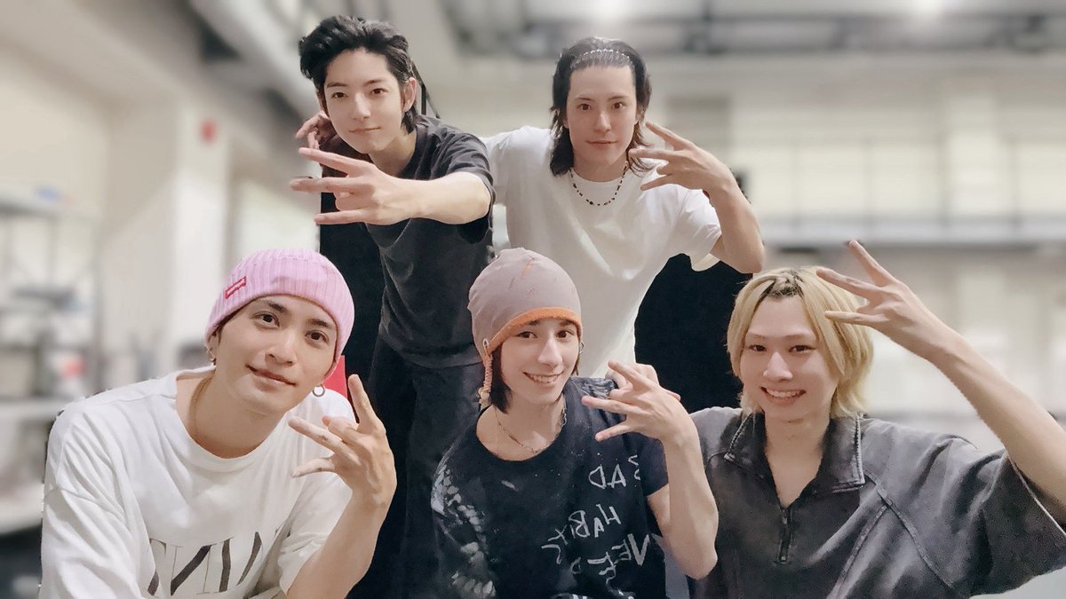 RISUTO_S0504's tweet photo. 稽古場でみんなと📷
みんな仲良くて毎日楽しいです😊
最高のチーム！
#おもステ https://t.co/5fsNr4Doz2