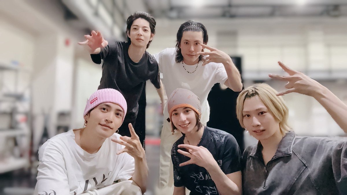 RISUTO_S0504's tweet photo. 稽古場でみんなと📷
みんな仲良くて毎日楽しいです😊
最高のチーム！
#おもステ https://t.co/5fsNr4Doz2