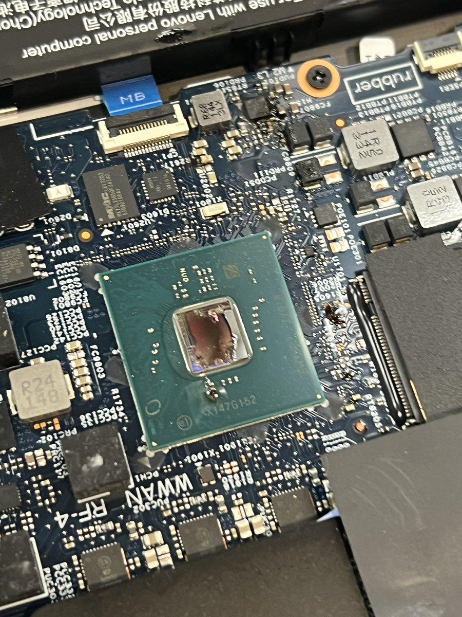 akibajunks's tweet photo. Lenovo i7-第11世代　5台の内　1台　電源が入らない理由が　わかったのだm(._.)m
なんか　爆破しているのだm(._.)m https://t.co/4gVKGifJUB