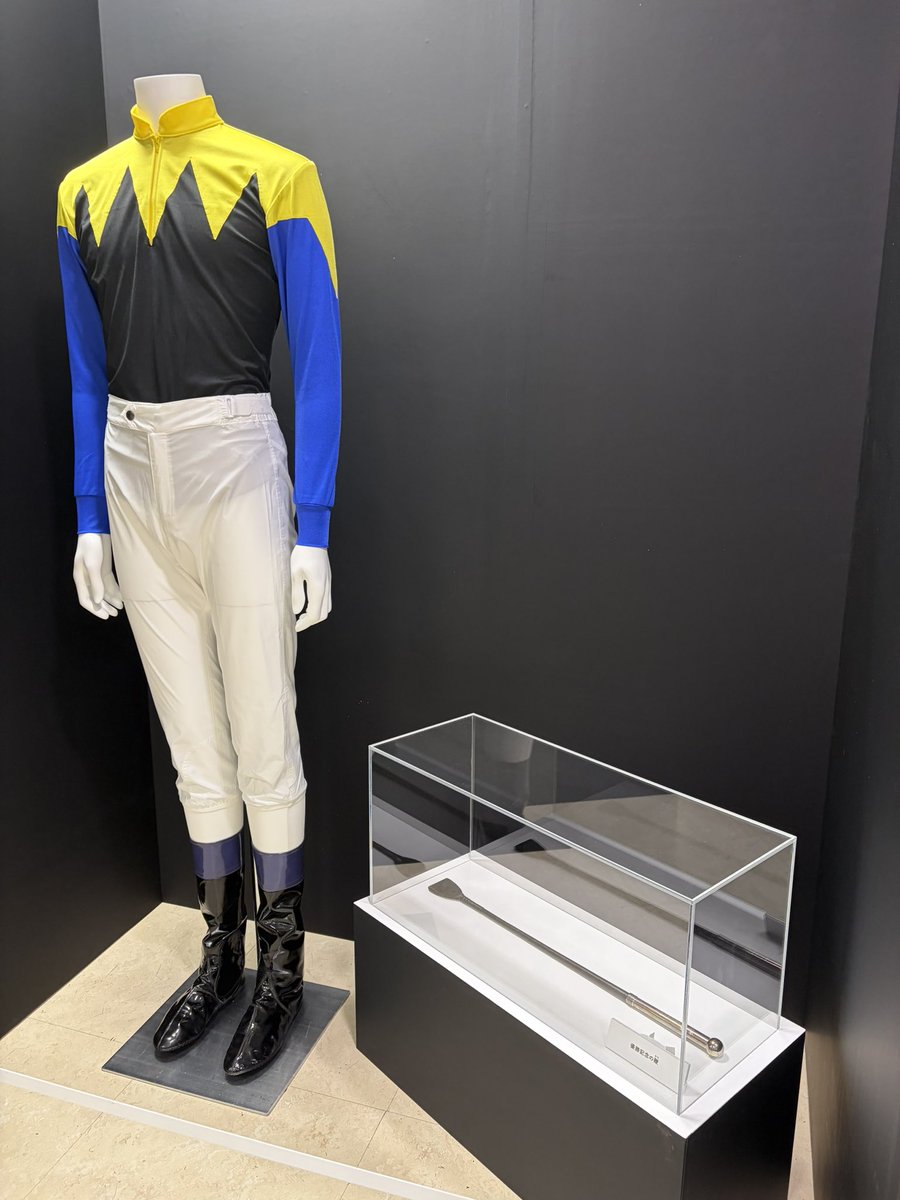 goku_uma's tweet photo. 6勝したダービーの勝負服が展示されています🟣⚪️🔵⚪️🟡🔵🔵🔴 https://t.co/PVlHl7arbz