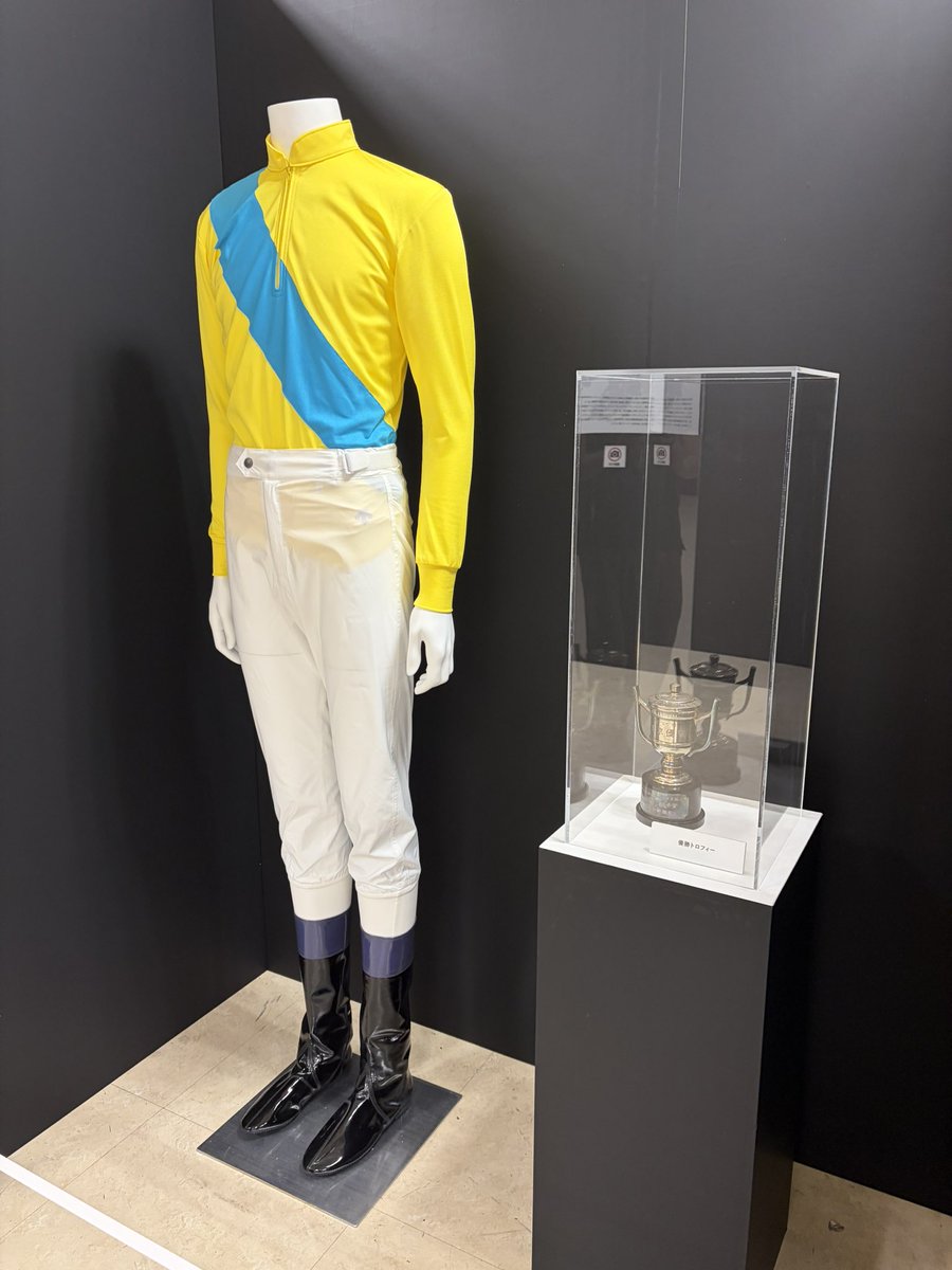 goku_uma's tweet photo. 6勝したダービーの勝負服が展示されています🟣⚪️🔵⚪️🟡🔵🔵🔴 https://t.co/PVlHl7arbz