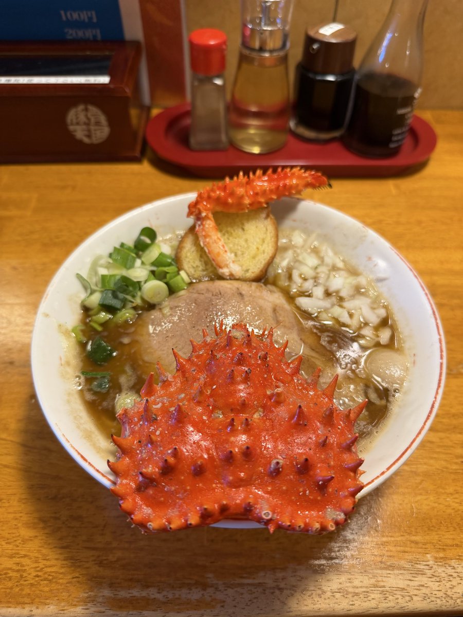 1052ren's tweet photo. 今週のスペシャル限定のお知らせ

水曜日　冷やし坦々つけ麺　
　　　　魯肉飯　
木曜日　冷やし坦々つけ麺
　　　　魯肉飯
金曜日　濃厚！夏ガニ！花咲ラーメン◎
土曜日　濃厚！夏ガニ！花咲ラーメン◯
日曜日　濃厚！夏ガニ！花咲ラーメン△

ラーメン好きの趣味の一環で仕事とは別枠の人生で一度はやりたかった花咲蟹シリーズです！めちゃ濃いですよ🦀
初めはトゲトゲ甲羅乗せて無くなり次第
トゲトゲ蟹爪乗せます！
バケットには蟹の身乗せます！
蟹全開です！

蟹好きの知り合いいたら教えてあげて下さい！沢山のご来店よろしくお願いします🙇

🦀金曜日　50杯以上
🦀土曜日　30杯くらい
🦀日曜日　少し

日曜日は15時迄で閉店で夜の部お休みです。よろしくお願いします🙇