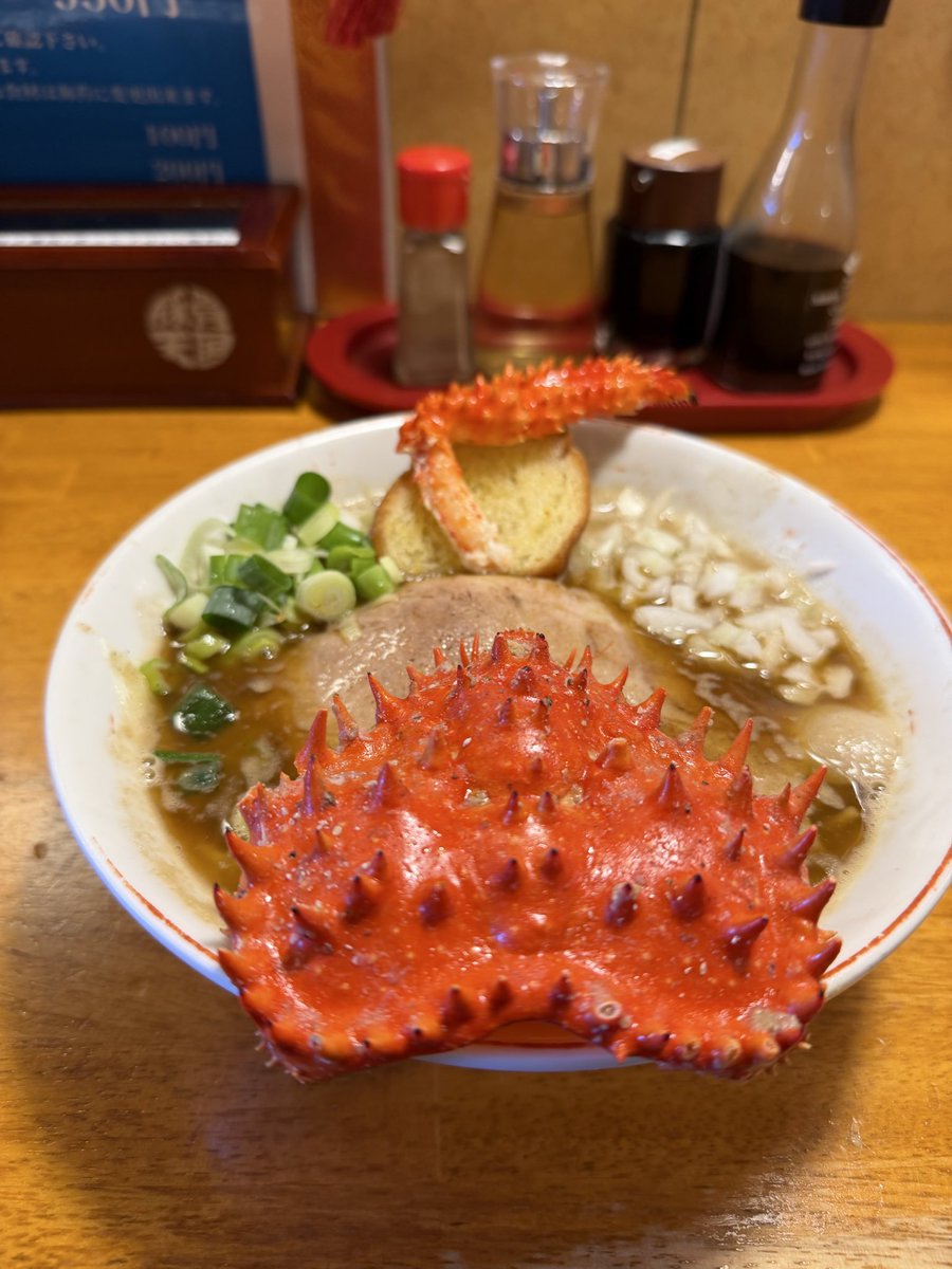 1052ren's tweet photo. 今週のスペシャル限定のお知らせ

水曜日　冷やし坦々つけ麺　
　　　　魯肉飯　
木曜日　冷やし坦々つけ麺
　　　　魯肉飯
金曜日　濃厚！夏ガニ！花咲ラーメン◎
土曜日　濃厚！夏ガニ！花咲ラーメン◯
日曜日　濃厚！夏ガニ！花咲ラーメン△

ラーメン好きの趣味の一環で仕事とは別枠の人生で一度はやりたかった花咲蟹シリーズです！めちゃ濃いですよ🦀
初めはトゲトゲ甲羅乗せて無くなり次第
トゲトゲ蟹爪乗せます！
バケットには蟹の身乗せます！
蟹全開です！

蟹好きの知り合いいたら教えてあげて下さい！沢山のご来店よろしくお願いします🙇

🦀金曜日　50杯以上
🦀土曜日　30杯くらい
🦀日曜日　少し

日曜日は15時迄で閉店で夜の部お休みです。よろしくお願いします🙇