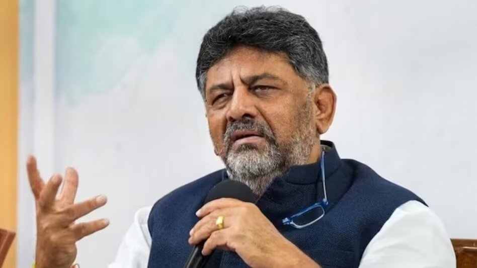 aajtak's tweet photo. 'जिसे रिजाइन करना है कर दो...', इस्तीफा लेकर घूम रहे MLA को सीएम शिवकुमार ने दिया 440 वोल्ट का झटका 

कर्नाटक में कैबिनेट विस्तार के बाद कांग्रेस के भीतर नाराजगी बढ़ गई है. मुख्यमंत्री डीके शिवकुमार ने विधायकों को स्पष्ट संदेश दिया है कि यदि कोई इस्तीफा देना चाहता है तो वह उसे तुरंत स्वीकार कर लेंगे.

पूरी ख़बर- https://t.co/pBA5belH2d

#Karnataka #DKShivakumar #Congress #CabinetExpansion