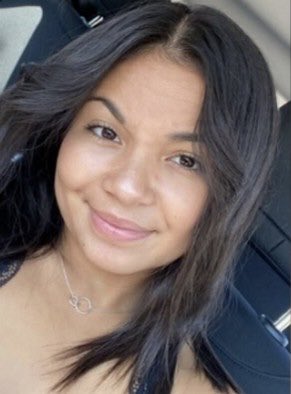 PsyGuy007's tweet photo. 🆘 🇫🇷 ALERTE DISPARITION : Sabrina, 23 ans, disparaît lors d'un voyage à Paris après s'être fait voler ses affaires

Sabrina, originaire d’Essoyes, dans l’Aube, s'est offert un petit voyage à Paris.

La jeune femme de 23 ans est arrivée mercredi 29 juillet dans la capitale et devait rentrer le lendemain, le jeudi 30 juillet.

Dans le car qui relie Troyes à la capitale, « elle documente très régulièrement son voyage sur le groupe WhatsApp familial », expliquent ses frères et soeurs, ses parents, sa famille, « tout va bien, je suis dans le bus, je suis arrivée… »

Mais la touriste s’est fait dérober son téléphone portable, ses papiers d’identité, sa carte bancaire et son ordinateur aux alentours du Trocadéro.

Durant la nuit de jeudi à vendredi, deux de ses amies ont reçu des messages transmis de sa part depuis le compte Instagram d'un inconnu. Depuis lors, elle n'a plus donné aucun signe de vie.

Cette absence prolongée inquiète vivement ses proches, qui précisent qu'elle a l'habitude de donner très régulièrement de ses nouvelles.

La famille de Sabrina a effectué une déposition auprès de la gendarmerie de Troyes. Elle a été transmise au parquet qui devra déterminer si une enquête doit être ouverte.

MERCI DE PARTAGEZ 🔁 MASSIVEMENT CE MESSAGE, ÇA PEUT SAUVER UNE VIE‼️

Toute personne pouvant fournir des informations sur cette disparition peut contacter directement la famille par SMS ou téléphone au ☎️ 06 47 04 24 81.