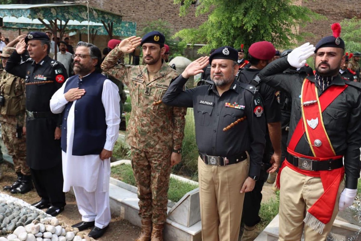 KP_Police1's tweet photo. GP KP Zulfiqar Hameed visited the grave of Shaheed Addl: IGP Safwat Ghayur.
Paid tribute, laid floral wreath &amp; offered Fatiha.

Police Martyrs' Day reminds us of the great sacrifices of our brave heroes. The mission of the martyrs will be carried forward at all costs.IGP KP https://t.co/JYZVMr7V2d