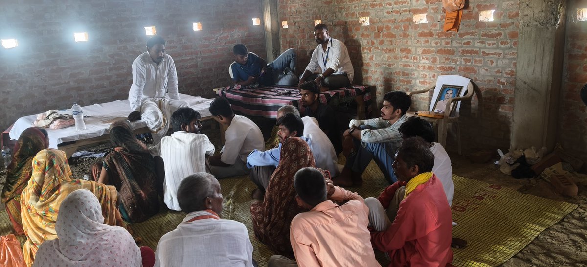 GurujeeL23057's tweet photo. यदि हम लोगों को ताकतवर्क बना है तो हम सभी को एकजुट होना होगा जैसे यह कौवा का पंख भी किसी ने गलती से भी उठा लेता है पूरे गांव के कावा एकजुट हो जाते हैं और उस व्यक्ति को पहचान लेते हैं पंछी का जात उसी तरह बहुजनों को एकजुट होना होगा यदि राज करना है तो https://t.co/fJrbqtn5MP