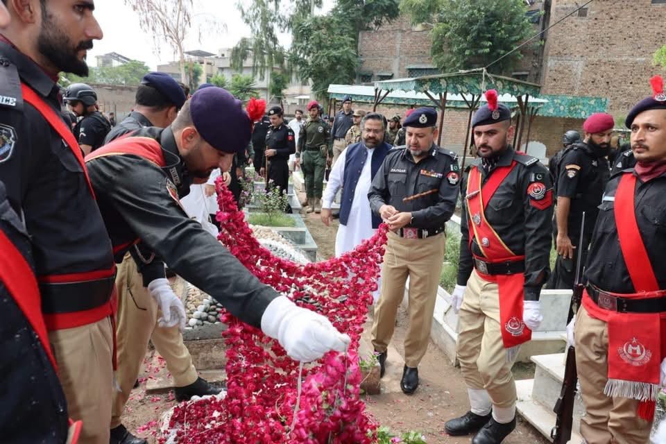 KP_Police1's tweet photo. GP KP Zulfiqar Hameed visited the grave of Shaheed Addl: IGP Safwat Ghayur.
Paid tribute, laid floral wreath &amp; offered Fatiha.

Police Martyrs' Day reminds us of the great sacrifices of our brave heroes. The mission of the martyrs will be carried forward at all costs.IGP KP https://t.co/JYZVMr7V2d