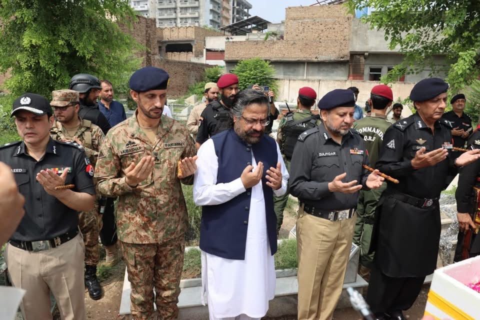 KP_Police1's tweet photo. GP KP Zulfiqar Hameed visited the grave of Shaheed Addl: IGP Safwat Ghayur.
Paid tribute, laid floral wreath &amp; offered Fatiha.

Police Martyrs' Day reminds us of the great sacrifices of our brave heroes. The mission of the martyrs will be carried forward at all costs.IGP KP https://t.co/JYZVMr7V2d