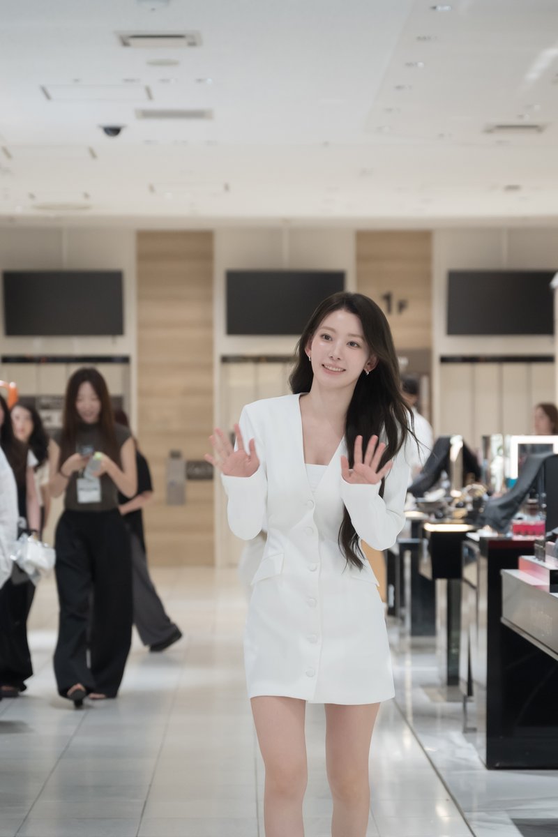 SKII_Japan's tweet photo. 宮脇咲良さんが来場した​新作美容液の世界先行発売POP UP EVENTのオフショットをお届け✨​

撮影の合間には、フェイシャル トリートメント セラムで肌を整えたり、​スキンエキスパートからセラムの説明を受けたりする姿も👀💕​

​スタッフとの和やかなひとときや、​撮影前のシーンなど、​
フェイシャル トリートメント セラムとともに過ごす​さまざまな瞬間にもご注目ください✨​

#SKII #ピテラ #SKIIフェイシャルトリートメントセラム