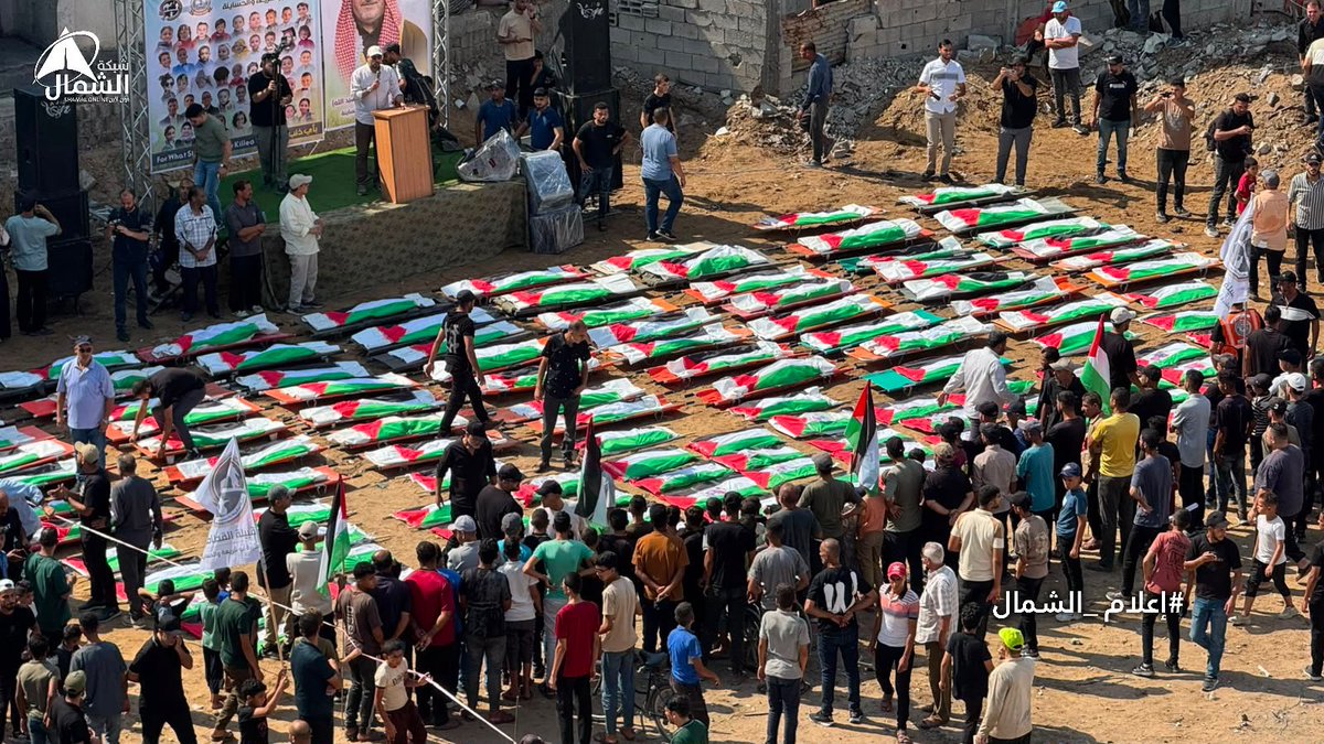 mmustafauzun's tweet photo. Filistin tarihinin en büyük cenaze tespiti; 308 şehit

Ebu Şeria ve el-Hasayine Aileleri Katliamı: İşgalin En Kanlı Suçlarından Birinin Tanığı

İmad Zekut:

Yaklaşık iki yıl süren bombardımanın ardından, İsrail işgal güçlerinin Gazze Şeridi'ndeki sivillere karşı işlediği en korkunç katliamlardan birinin ayrıntıları gün yüzüne çıkmaya başladı. Gazze kentinin güneyindeki Sabra Mahallesi'nde yaşayan Ebu Şeria ve el-Hasayine ailelerine yönelik katliamda, 22 Kasım 2023 tarihinde savaş uçaklarının yoğun hava saldırılarıyla hedef aldığı tüm bir yerleşim adası enkaz altında kaldı.

Saldırı tek bir evi değil, bir mahalle bloğunu tamamen yok etti. Bölge devasa bir moloz yığınına dönüşürken, mahallenin tüm izleri haritadan silindi. İsrail işgal ordusu ise katliamın ilk anından itibaren sivil savunma ve arama-kurtarma ekiplerinin bölgeye ulaşmasını engelleyerek, hayatını kaybedenlerin enkaz altından çıkarılmasına izin vermedi.

Yıkımın izleri aylar boyunca yerinde kaldı. Ancak 14 Temmuz 2026'da Filistin Sivil Savunma ekipleri, enkaz altında kalan şehitlere ulaşabilmek için arama ve cenaze çıkarma çalışmalarına başlayabildi.

Yapılan çalışmalar, katliamın boyutunu tüm çıplaklığıyla ortaya koydu. Katliamda yaklaşık 308 Filistinli şehit oldu. Bunların 44'ü 16 yaşın altındaki çocuk, 37'si kadın, 10'dan fazlası ise engelli bireylerden oluşuyordu.

Sivil savunma ekipleri, ağır iş makinelerinin yokluğu ve yıkımın olağanüstü büyüklüğü nedeniyle son derece zor şartlarda çalıştı. Böylesine büyük bir enkaz alanında kullanılabilen yalnızca tek bir iş makinesi bulunuyordu ve bu, yürütülen çalışmalar için son derece yetersizdi.

Arama faaliyetleri sırasında cenazelerin şiddetli bombardımanın etkisiyle enkazın farklı noktalarına savrulduğu belirlendi. Ekipler, tüm çabalara rağmen şehitlerin ancak yaklaşık üçte birinin naaşına ulaşabildi. Uzmanlar, yoğun bombardımanın ve yangın bombalarının oluşturduğu aşırı yüksek sıcaklık nedeniyle bazı cenazelerin tamamen yok olmuş olabileceğini değerlendiriyor.

Enkaz kaldırma ve cenaze çıkarma çalışmaları 1 Ağustos 2026 tarihinde sona erdi. Ancak Sabra Mahallesi'nde yaşanan bu büyük felaketin izleri hâlâ yerinde duruyor. Enkaz, tek bir anda çocuklarını, kadınlarını ve tüm aile fertlerini kaybeden ailelerin acısına sessizce tanıklık etmeye devam ediyor.

Bugün Sabra Mahallesi'nde ayakta kalan moloz yığınları, yalnızca yıkılmış binaları değil; aynı zamanda büyük bir insani trajediyi ve sınırlı imkânlarla aylar sonra enkaz altındaki kurbanlara ulaşmaya çalışan kurtarma ekiplerinin verdiği zorlu mücadeleyi de simgeliyor.

Ebu Şeria ve el-Hasayine aileleri katliamı, geride bıraktığı yüzlerce şehit, büyük yıkım ve enkaz altında sonsuza dek kalan insan hikâyeleriyle, Gazze Şeridi'nin tanık olduğu en kanlı katliamlardan biri olarak hafızalardaki yerini koruyor.

Kaynak: Filistin Gazetesi