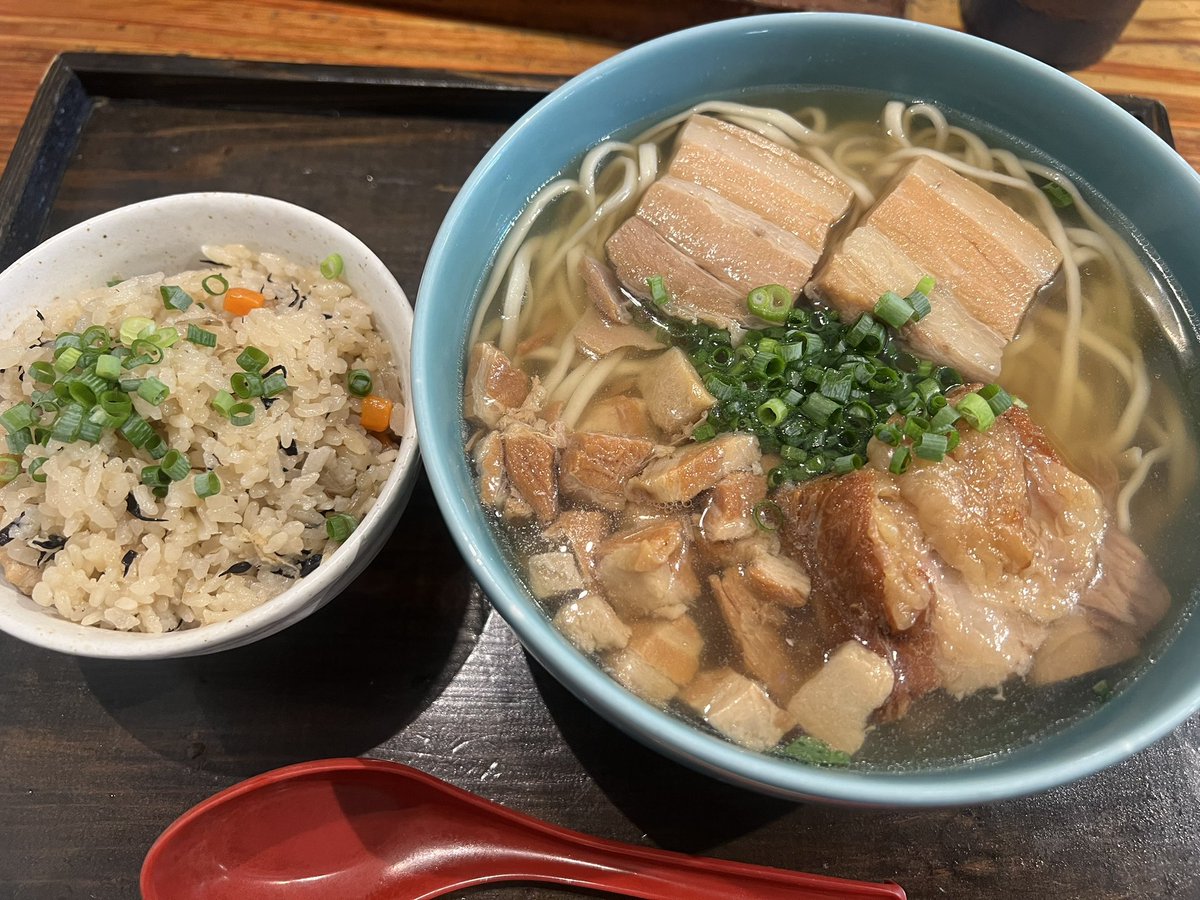 KTgiil3's tweet photo. 並んで待って食べた甲斐があった😁
#旅　
#沖縄そば https://t.co/QH8L6RpuvU